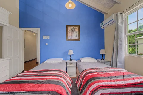 Twin bedroom with blue feature wall in the three-bedroom Prospect villa